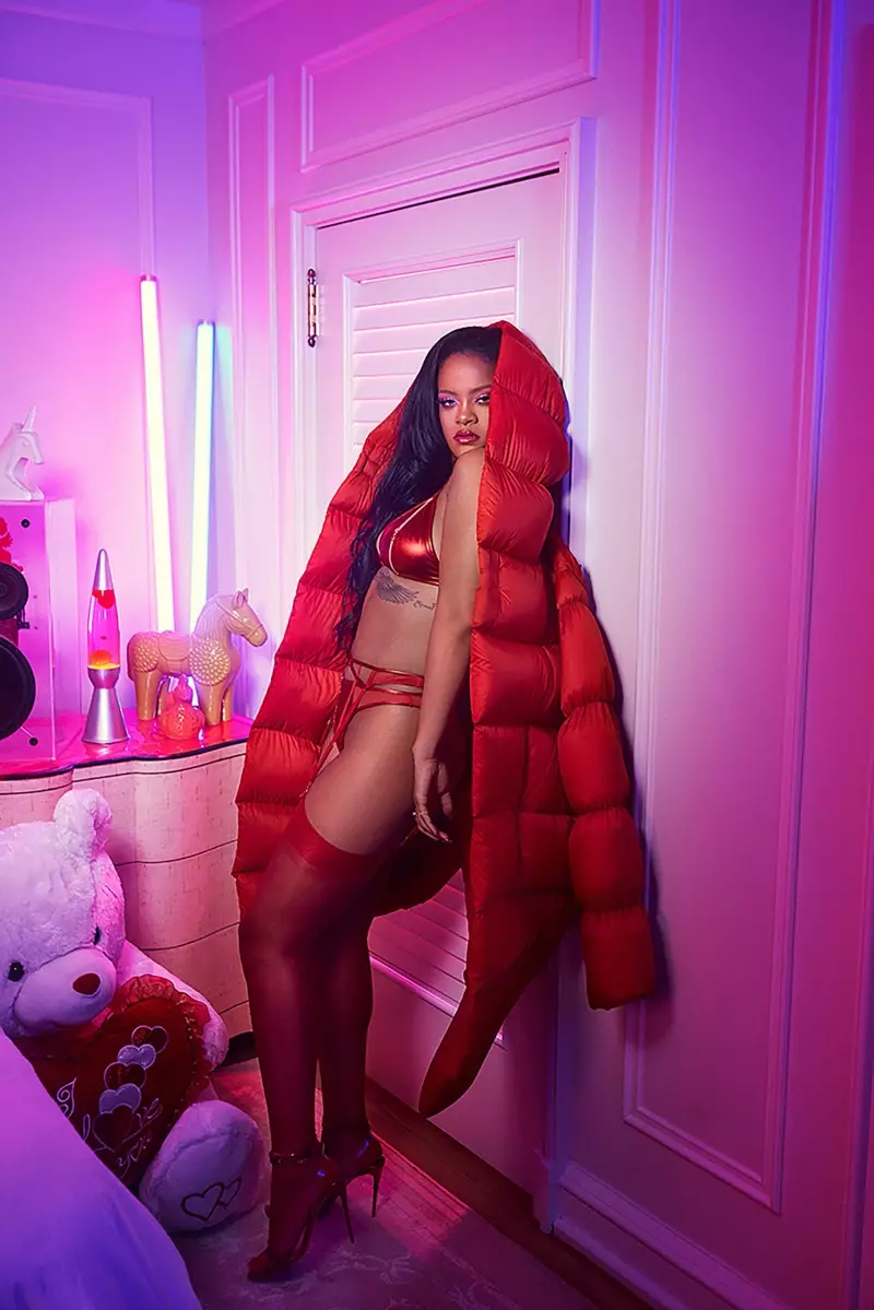 Rihanna gesäit rout-waarm an Savage x Fenty x Adam Selman Campagne