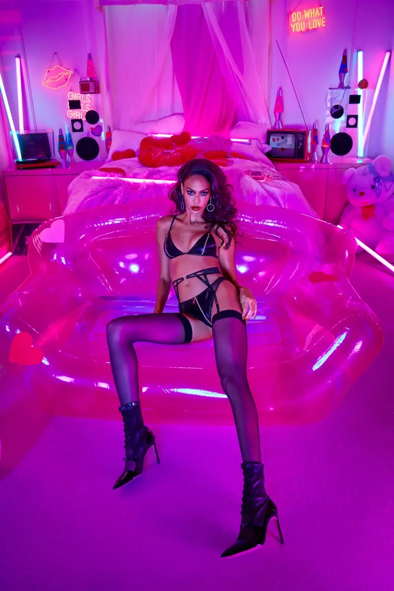 Joan Smalls porte de la lingerie dans la campagne Savage x Fenty x Adam Selman