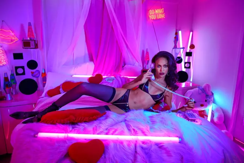 Model Joan Smalls berbaring di tempat tidur untuk kampanye Savage x Fenty x Adam Selman