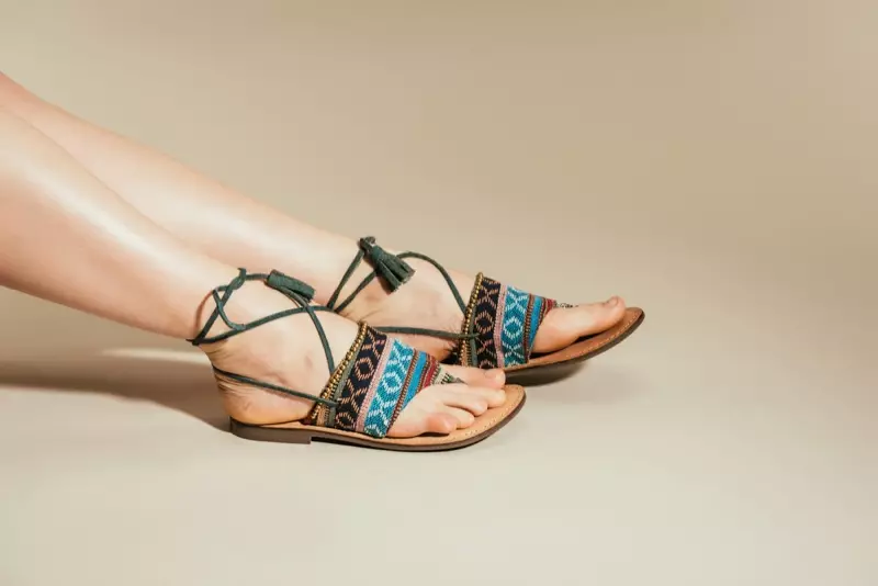 Yassi dizayndagi sandallar