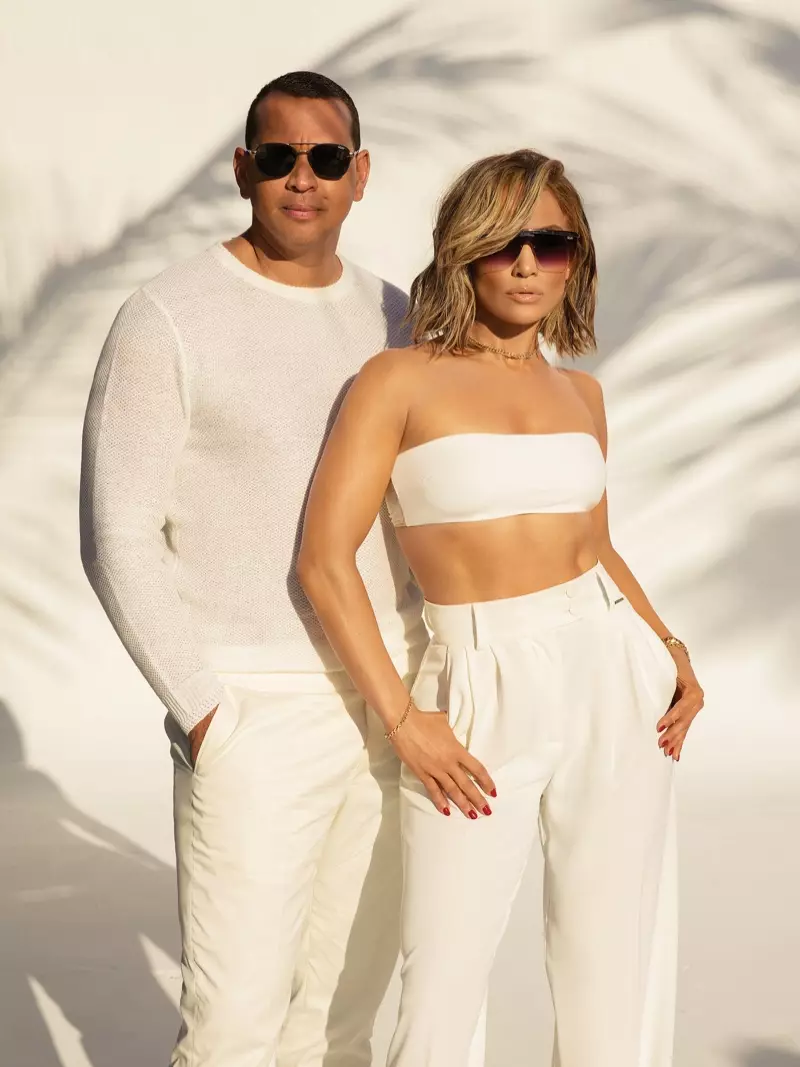 흰색 옷을 입은 Jennifer Lopez와 Alex Rodriguez의 전면 Quay Australia 선글라스 캠페인