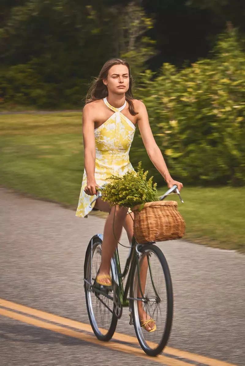 Birgit Kos sykler og dukker opp i Alexis vår-sommer 2020-kampanje