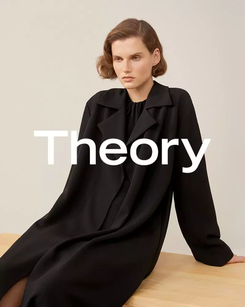 Si Giedre Dukauskaite nagsul-ob og itom nga ensemble sa Theory spring-summer 2019 nga kampanya