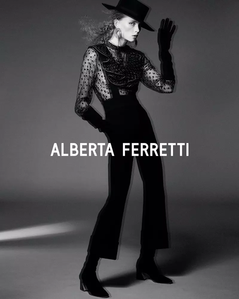 E veshur me të zeza, Rianne van Rompaey kryeson fushatën e Alberta Ferretti vjeshtë-dimër 2019