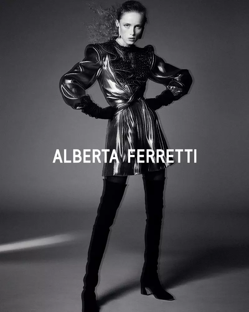 Rianne van Rompaey posa em preto e branco para a campanha outono-inverno 2019 de Alberta Ferretti