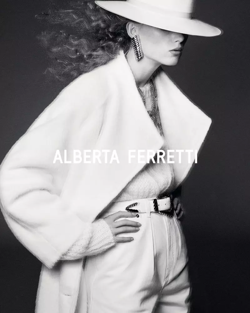 D'Model Rianne van Rompaey steet virun der Alberta Ferretti Hierscht-Winter 2019 Kampagne