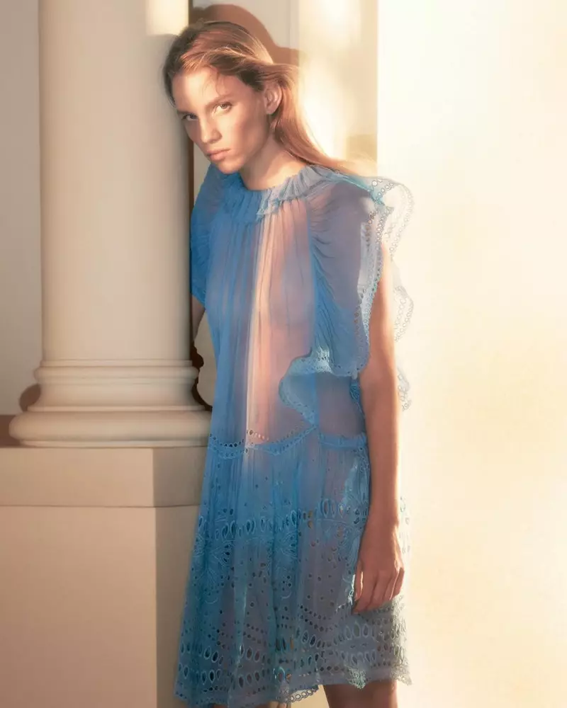 Rebecca Leigh Longendyke ma na sobie niebieską sukienkę w kampanii Alberty Ferretti wiosna-lato 2019