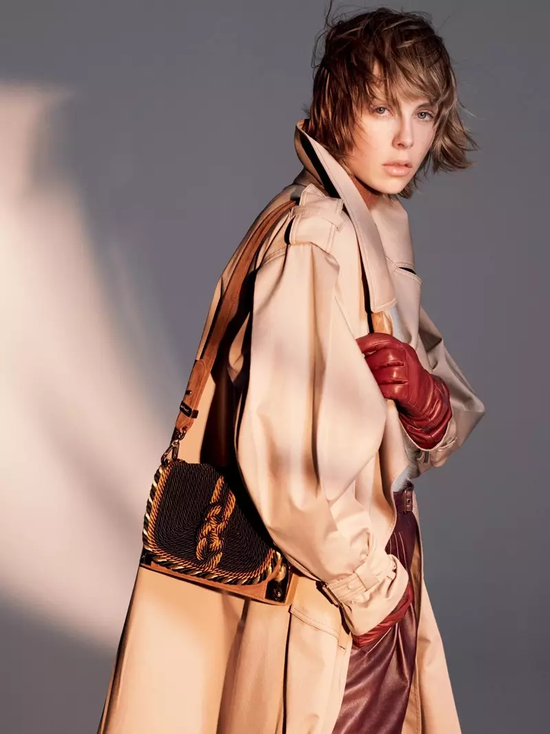 Edie Campbell lê op in Alberta Ferretti se herfs-winter 2018-veldtog