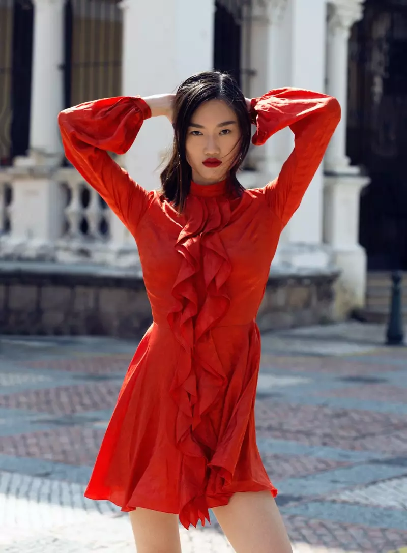 Yuemeng Ma poséiert a chic Outfits fir STARLUX Magazin