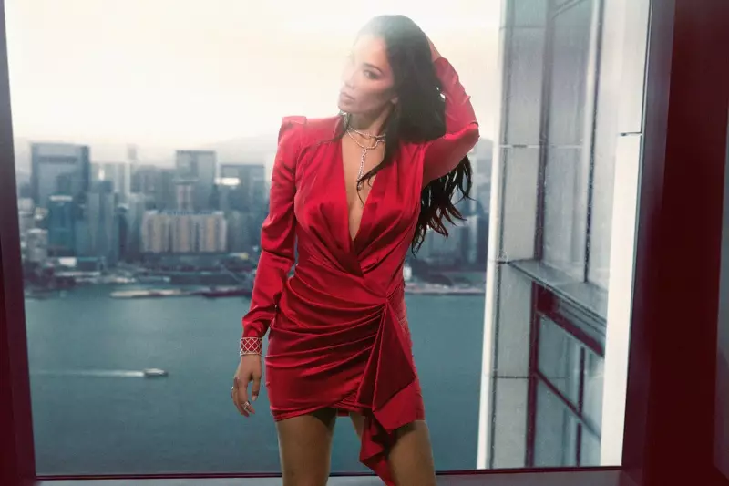 Isagoo u eegaya casaan-kulul, Nicole Scherzinger ayaa isku soo taagay dharka duuban