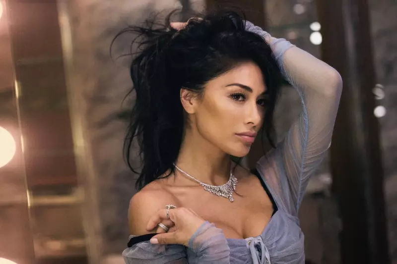 Nicole Scherzinger poserer i Dolce & Gabbana-kjole med Hearts On Fire-smykker