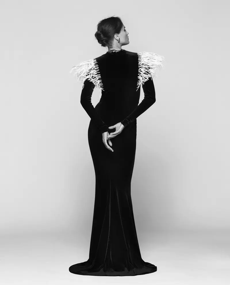 إيلينا ميلنيك تقف في صورة Femme Fatale Styles لمجلة L’Edito