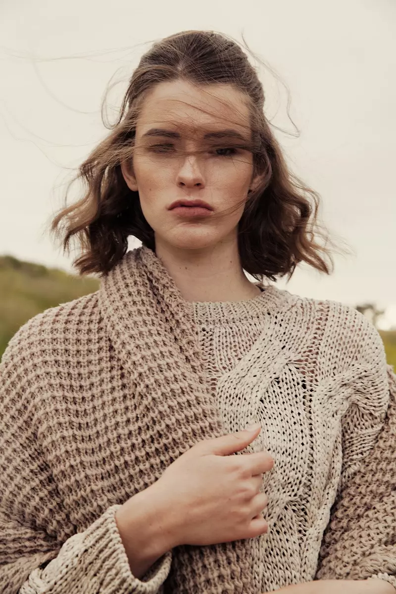 Julia Covert dia manao akanjo Chic Knitwear ho an'ny ELLE Bulgaria