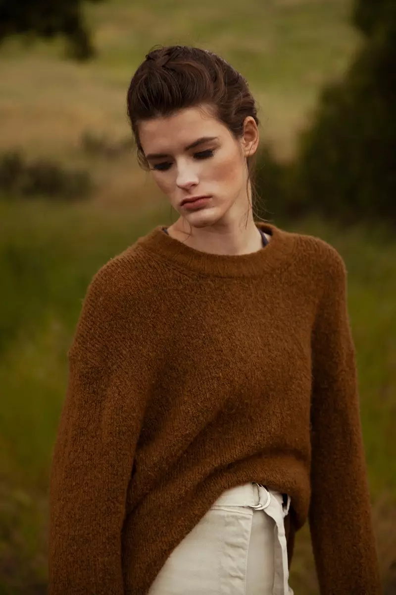 Julia Covert dia manao akanjo Chic Knitwear ho an'ny ELLE Bulgaria