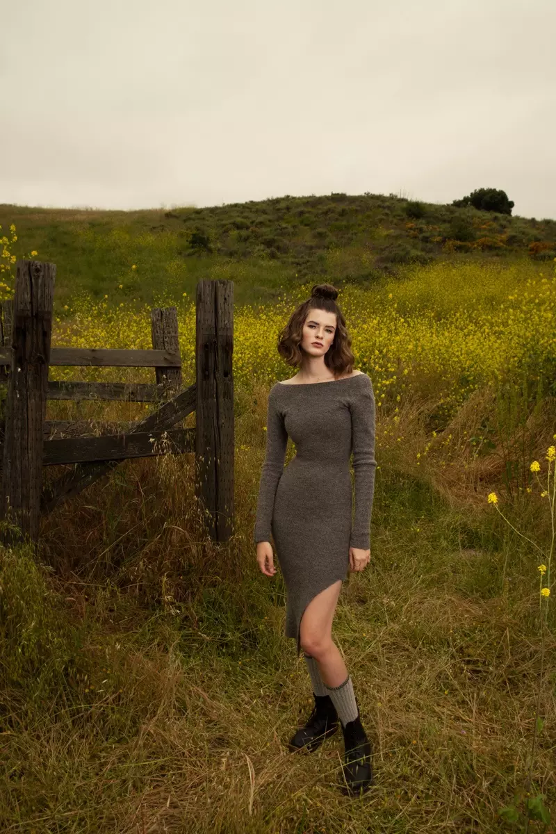 Julia Covert o eme ka Chic Knitwear bakeng sa ELLE Bulgaria