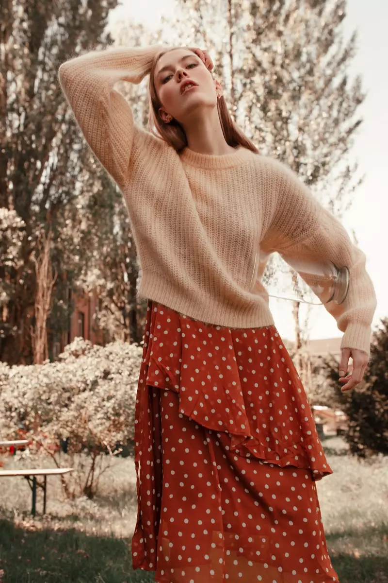 Si Nina Hnizdo Poses sa Chic Fall Nangita sa ELLE Bulgaria