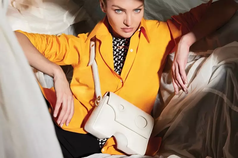 モデルのキャンディス・スワンポールがオフホワイトのバロウバッグの2021年秋冬キャンペーンを前にしています。