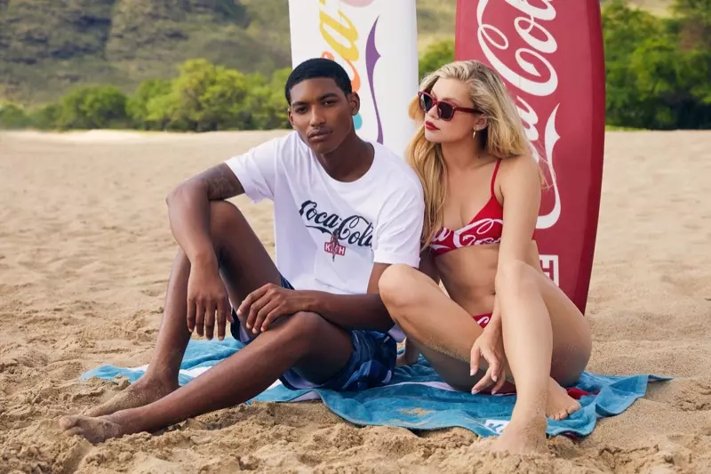 Josie Canseco poserer på stranden og modellerer Kith x Coca-Cola-kampagnen