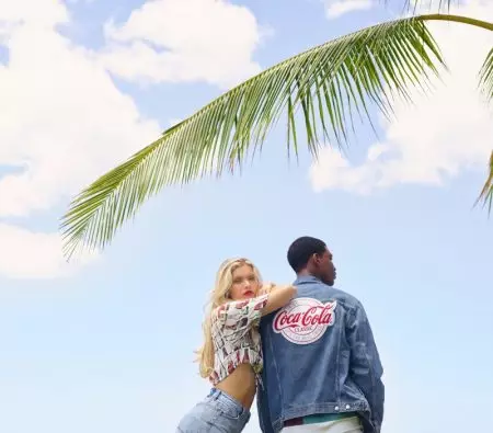 Josie Canseco Chills ໃນ Hawaii ສໍາລັບແຄມເປນ Kith x Coca-Cola