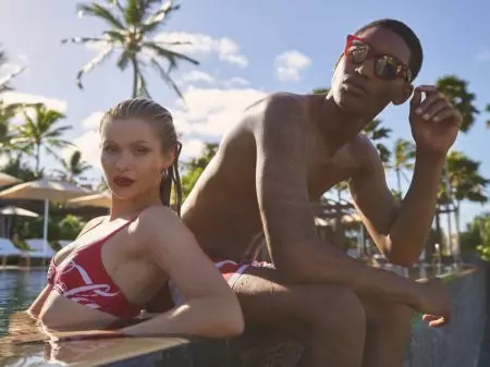 Josie Canseco Chills a Hawaii per a la campanya Kith x Coca-Cola