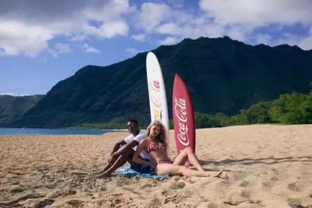 Josie Canseco calafa en Hawai para a campaña Kith x Coca-Cola