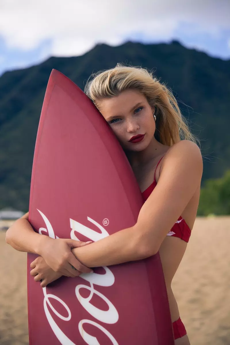 Posant amb una taula de surf, Josie Canseco lidera la campanya Kith x Coca-Cola