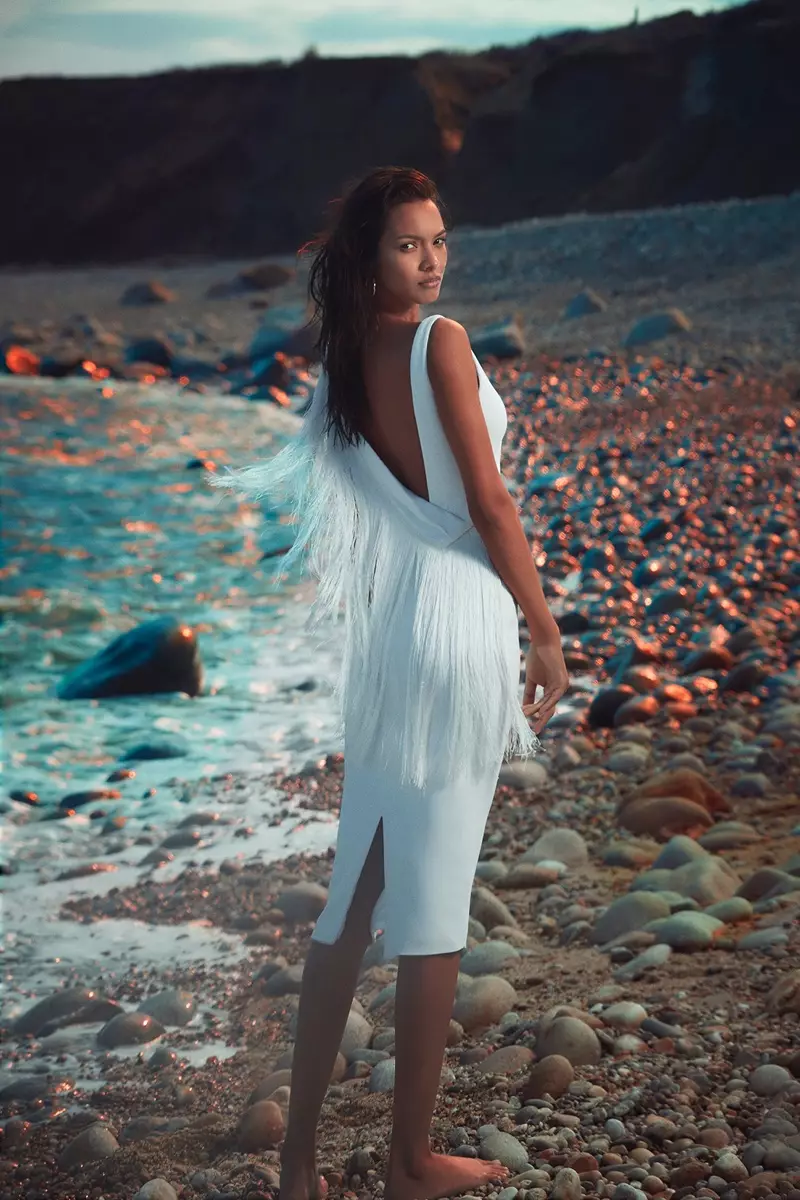 Modelul Lais Ribeiro poartă rochie albă cu franjuri în campania de dinaintea toamnei 2018 a lui Cushnie et Ochs