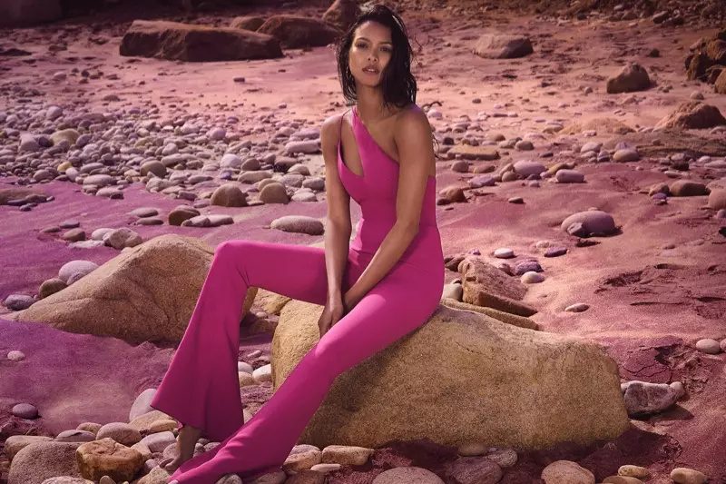 Lais Ribeiro สวมจั๊มสูทสีชมพูในแคมเปญ Cushnie et Ochs ก่อนฤดูใบไม้ร่วงปี 2018