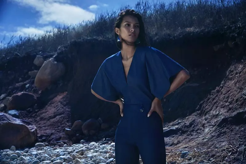 Lais Ribeiro โพสท่าในมอนทอกสำหรับแคมเปญก่อนฤดูใบไม้ร่วงปี 2018 ของ Cushnie et Ochs