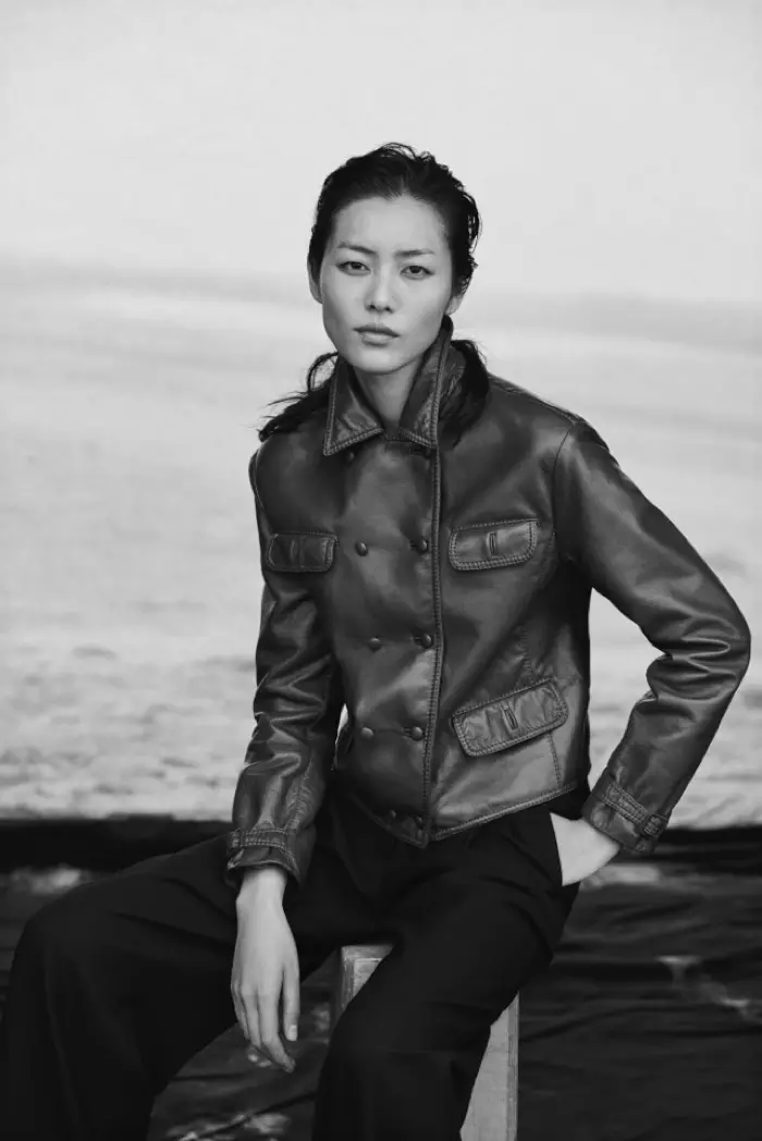 Liu Wen posa amb una jaqueta de cuir per a la campanya New Normal de Giorgio Armani