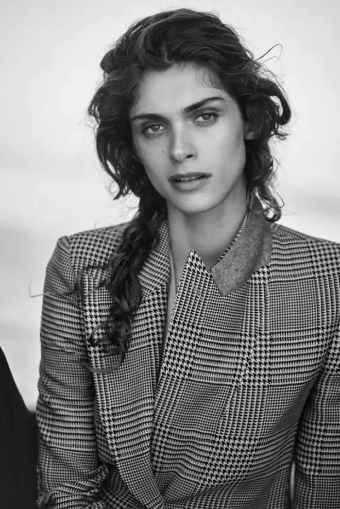 Elisa Sednaoui သည် Giorgio Armani ၏ New Normal ကမ်ပိန်တွင် သူမ၏ အနီးကပ်ကို ရရှိသည်။