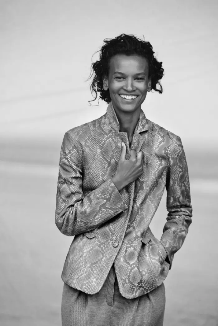 Liya Kebede tersenyum dalam jaket sut dan seluar dari Giorgio Armani