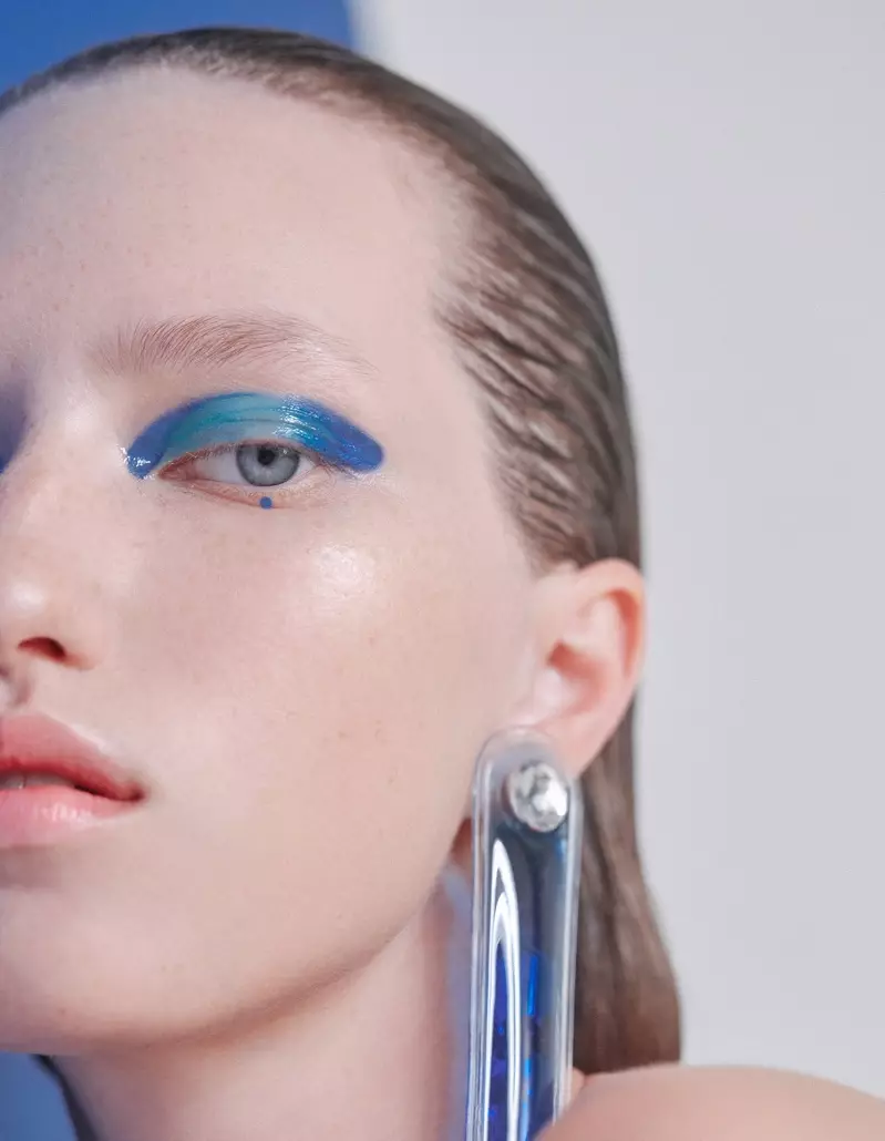 Liza Ostanina deslumbra de azul para Harper's Bazaar China