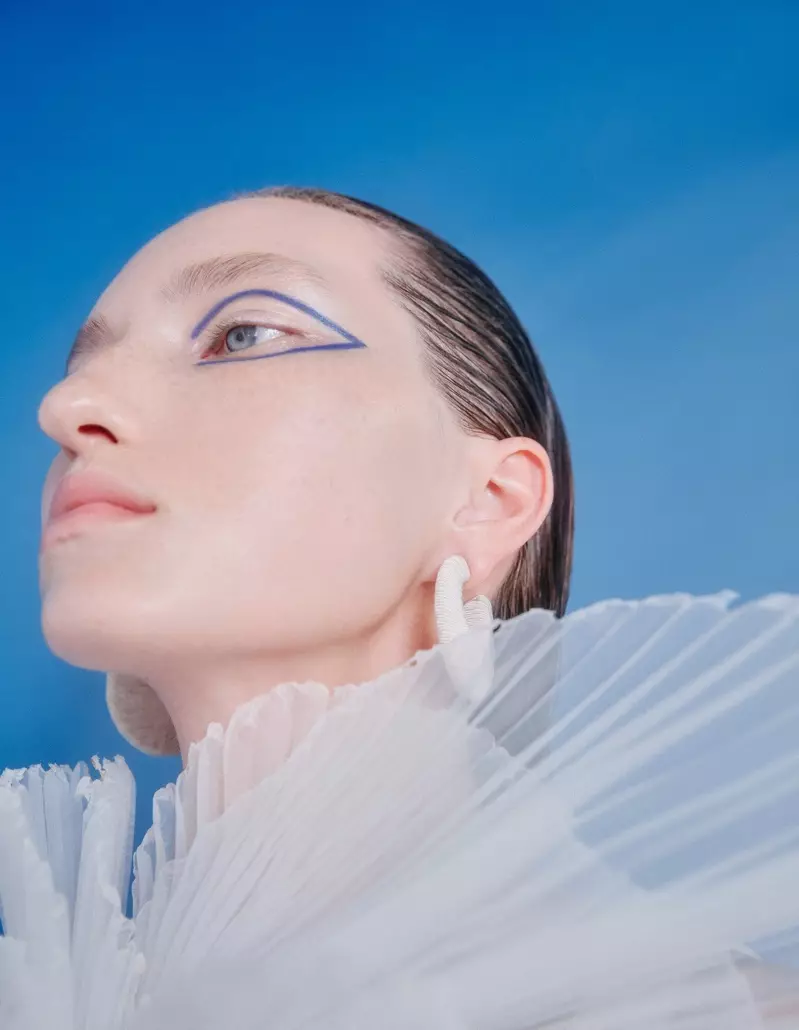 Liza Ostanina schittert in blauw voor Harper's Bazaar China