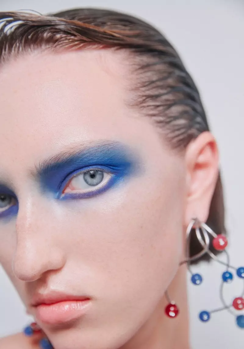 Liza Ostanina deslumbra de azul para Harper's Bazaar China