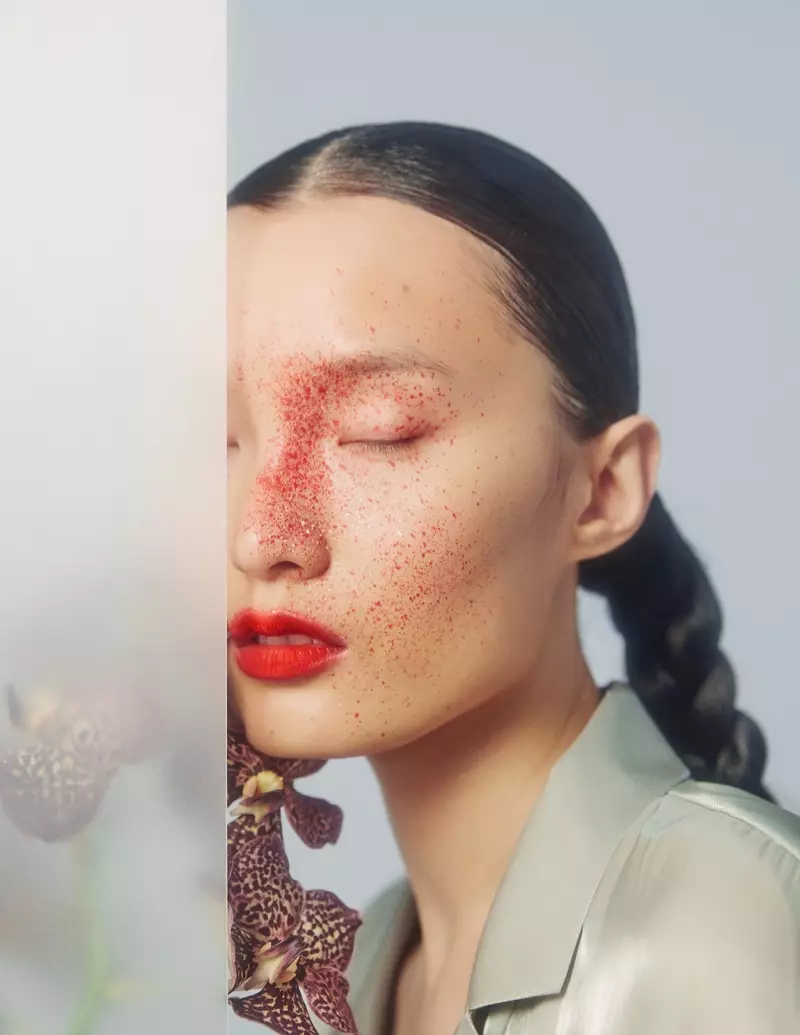 Chunjie Liu və Liu Huan Harper's Bazaar China üçün dramatik gözəllik geyinirlər