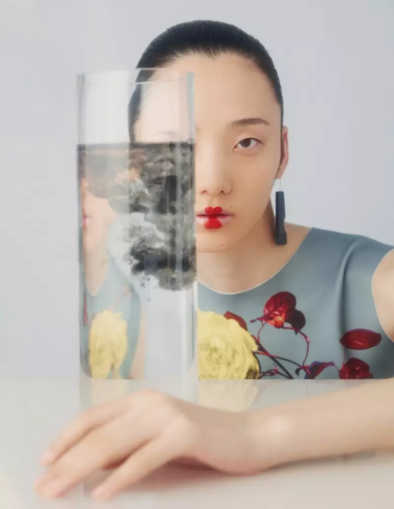 Chunjie Liu və Liu Huan Harper's Bazaar China üçün dramatik gözəllik geyinirlər