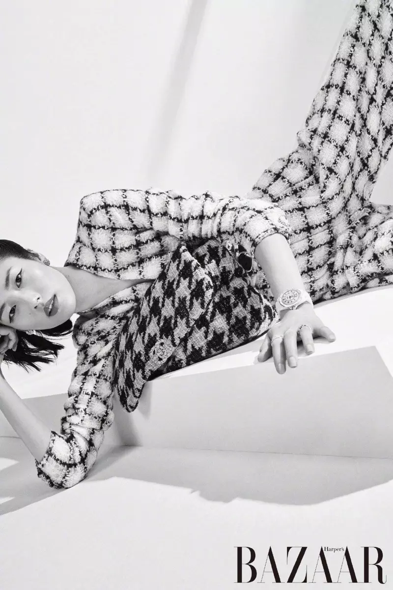 Liu Wen nosi Body Conscious Styles za Harper's Bazaar China