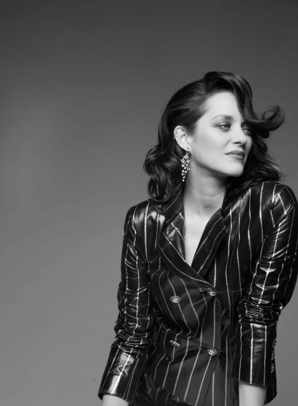 Marion Cotillard פּאָוזאַז פֿאַר Chopard Ice Cube צירונג קאמפאניע.