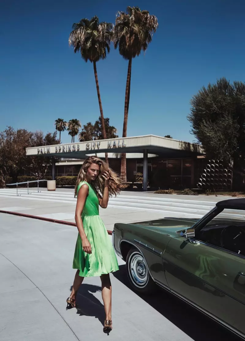 Kate Bock geniet van de zon in Palm Springs voor Grazia Australia