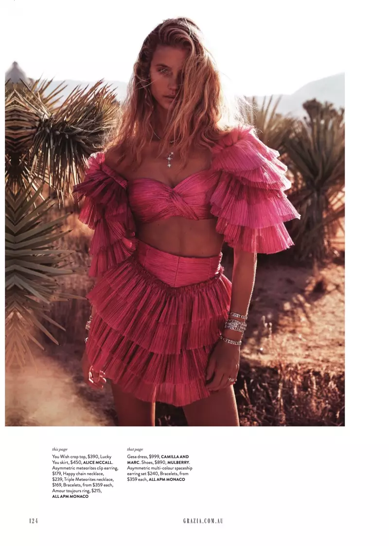 Kate Bock geniet van de zon in Palm Springs voor Grazia Australia