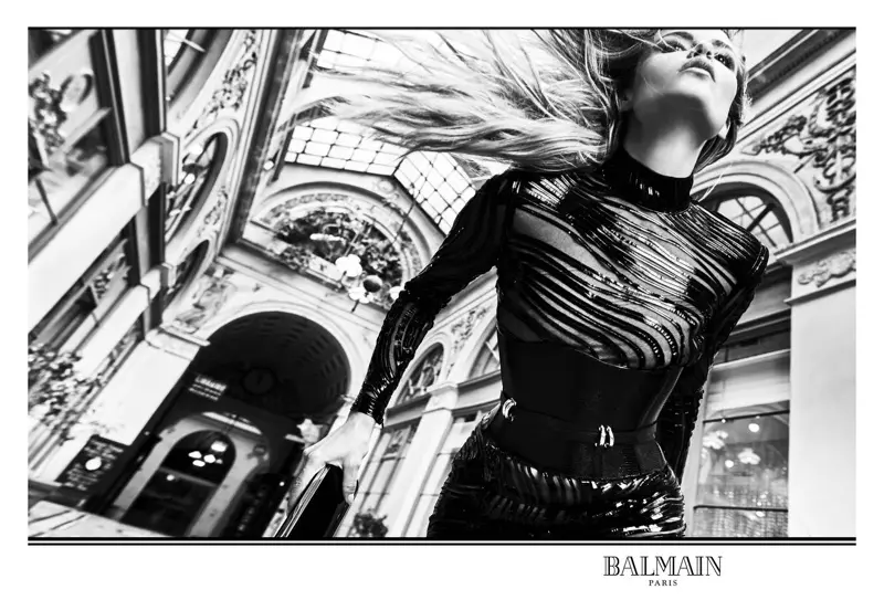 Caitheann Natasha Poly cuma fheistithe i bhfeachtas titim-gheimhridh 2017 Balmain