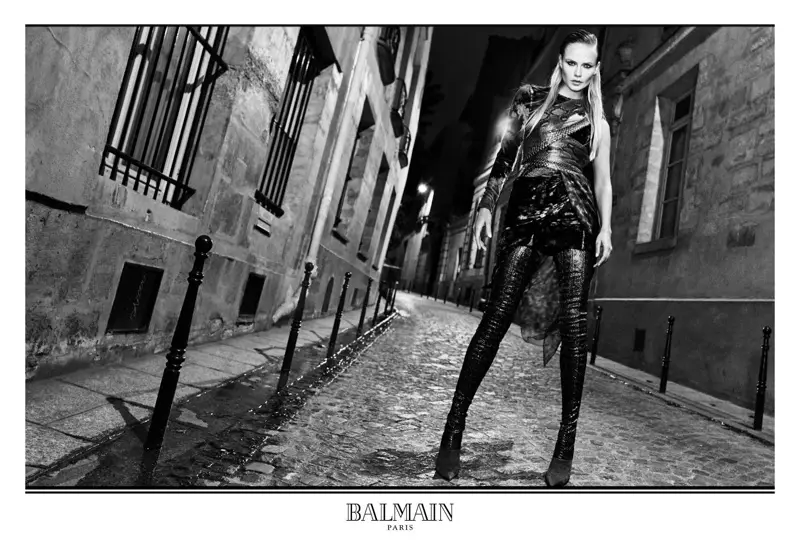 Natasha Poly tshaj tawm nws sab hauv glamazon rau Balmain lub caij nplooj zeeg-caij ntuj no 2017 phiaj xwm