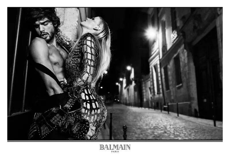 Tá nóiméad sexy ag Marlon Teixeira agus Lara Stone i bhfeachtas titim-gheimhridh 2017 Balmain