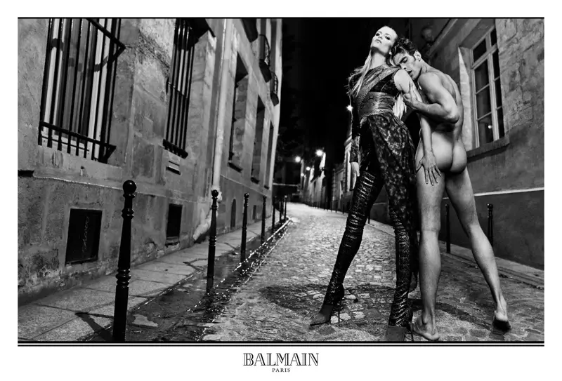 Nakinn Jon Kortajarena situr fyrir með Natasha Poly fyrir haustherferð Balmain 2017