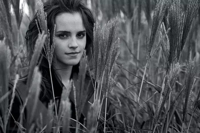 Pose di luar, Emma Watson nganggo jas Kwaidan Editions