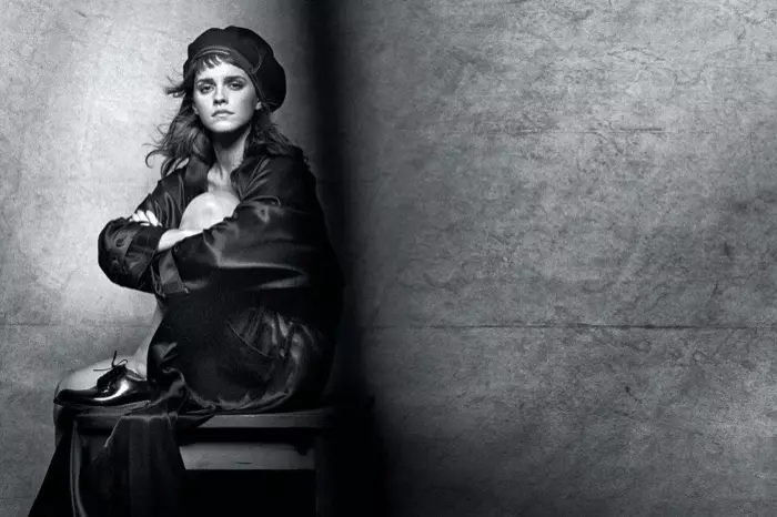 Aktris Emma Watson berpose dalam Gabriela Hearst Jacket dan topi vintage