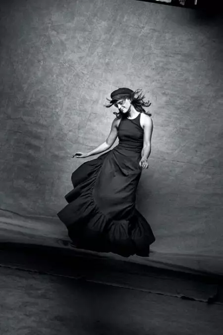 Vogue Australia සඳහා එමා Watson Stuns in Black & White Images