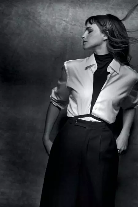 Emma Watson Stuns mu Zithunzi Zakuda & Zoyera za Vogue Australia