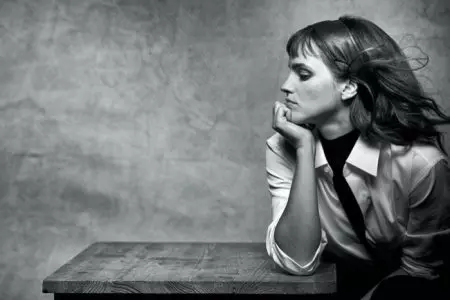 Emma Watson omráčí černobílými obrázky pro Vogue Australia